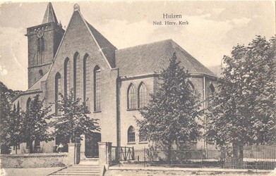 <p>Tegelijkertijd met de vergroting van de kerk, werd in 1908 ook het oostelijk deel van de ommuring vervangen door een ijzeren hek. (Gemeentearchief Huizen). </p>
